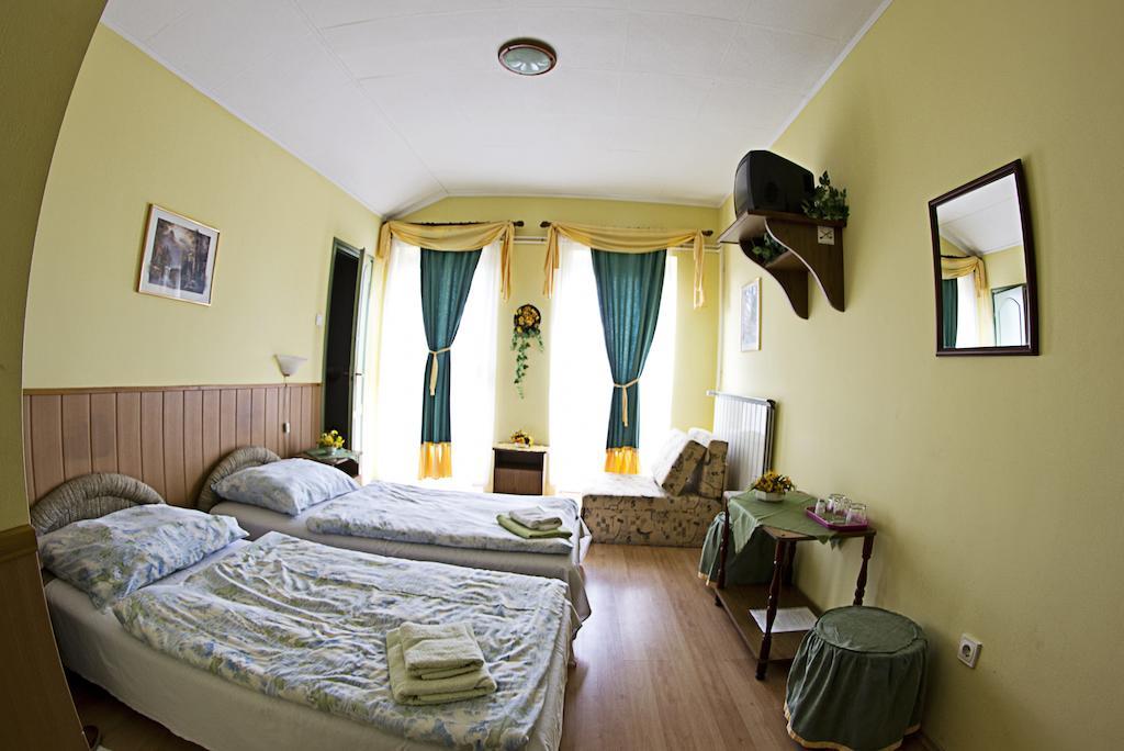Bed and Breakfast Muskatli Panzio à Győr Chambre photo